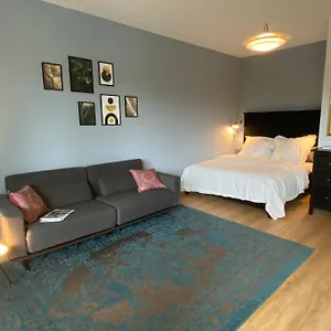 https://beautiful-apartment-with-balcony.find-berlin-hotels.com